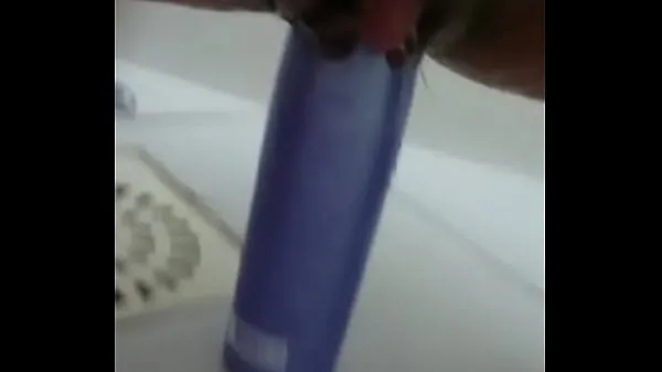 HD Stuffing the shampoo into the pussy and the growing clitoris megatubo