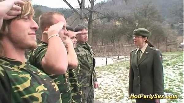 HD Военная дама получает сперму от солдат мегатрубка