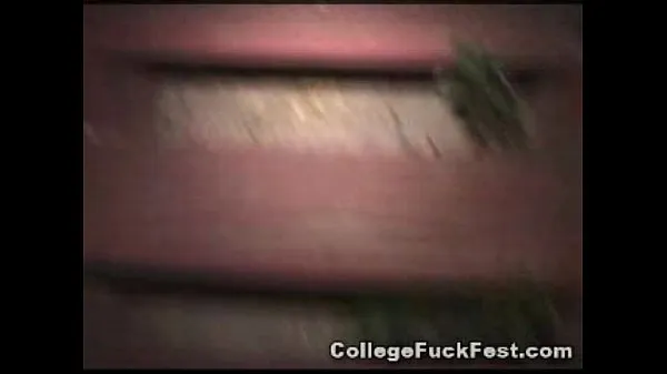 HD2人の大学のの若者がパーティー中に性交するためにこっそり立ち去るメガチューブ