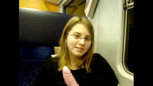 HD alemana de 19 años se masturba en el tren megatubo