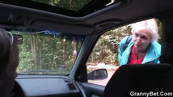 HD Hitchhiking 70 years old granny riding roadside megaputki
