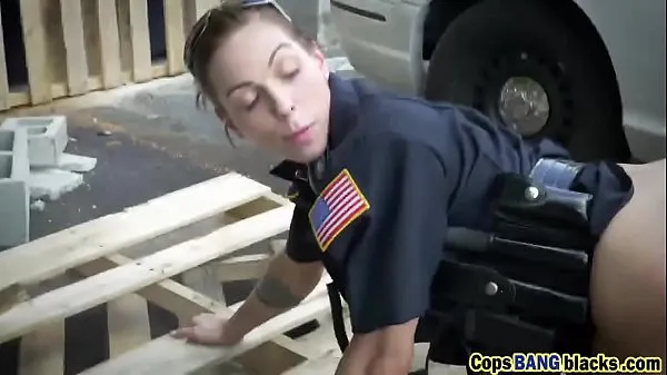 HD Two female cops fuck a black dude as his punishement ống lớn