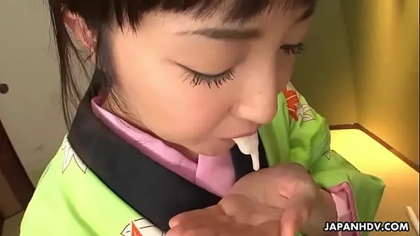 HD Asian bitch in a kimono sucking on his erect prick 메가 튜브
