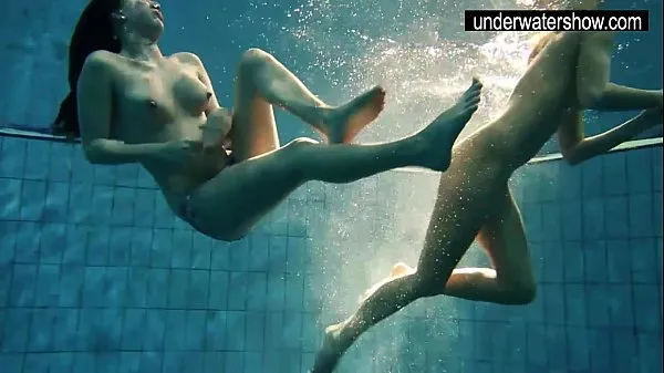 HD Two sexy amateurs showing their bodies off under water mega trubica