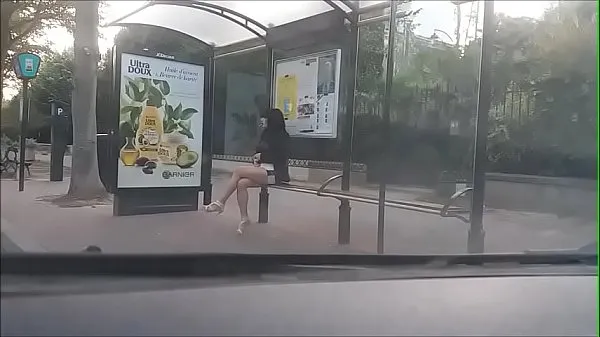 HD bitch at a bus stop mega Tüp