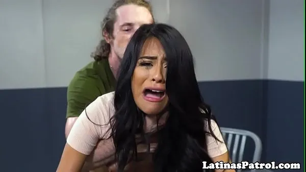 HD Undocumented latina drilled by border officer میگا ٹیوب
