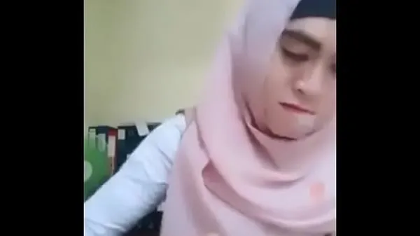 HD Indonesian girl with hood showing tits megaputki