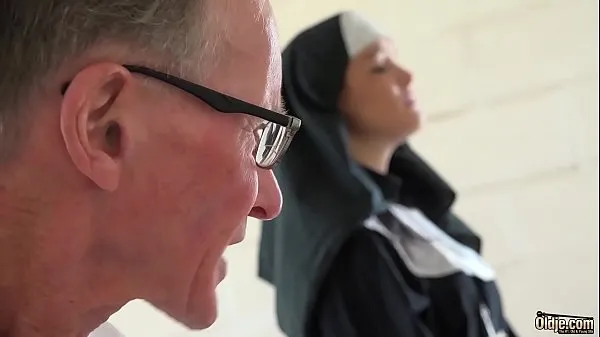 HD Sexy young nun has sex for the first time with a grandpa in the confessional میگا ٹیوب