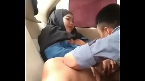 HD Hijab girl in car with boyfriend mega tuba