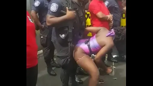 HD Popozuda Negra Sarrando at Police in Street Event mega cső