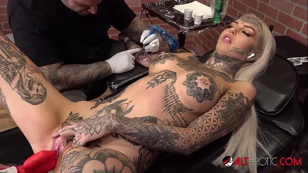 HD Amber Luke masturbates while getting tattooed mega Tüp