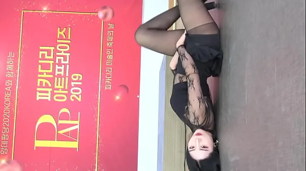 HD Public account [喵泡] Korean short-haired girl in black silk skirt sexy hot dance megaputki