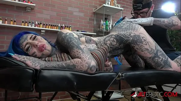HD Amber Luke gets a asshole tattoo and a good fucking mega trubica