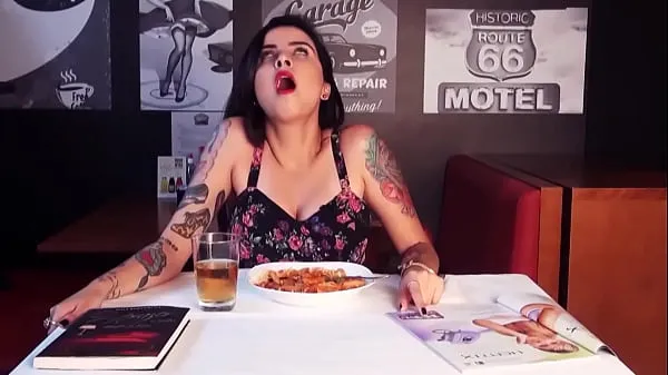 HD Girl is Sexually Stimulated While Eating At Restaurant Tiub mega