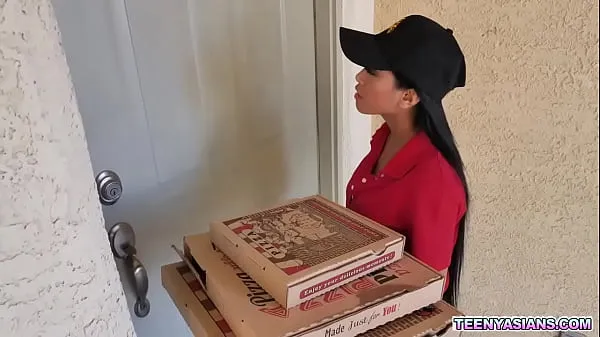 HD Two horny teens ordered some pizza and fucked this sexy asian delivery girl mega Tube