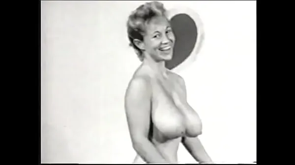 HD Nude model with a gorgeous figure takes part in a porn photo shoot of the 50s megaputki