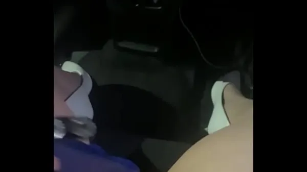 HD Hot nymphet shoves a toy up her pussy in uber car and then lets the driver stick his fingers in her pussy ống lớn