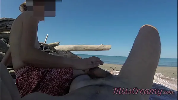 HD Mostrando mi polla frente a una gente en una playa nudista pública mientras mi esposa me masturba con corrida - muy arriesgado con extraños cerca - MissCreamy megatubo