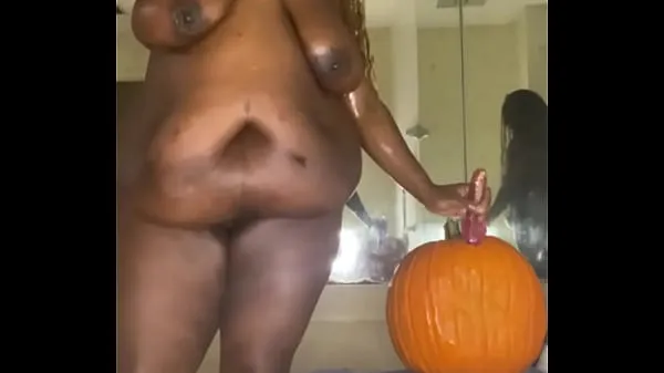 HD Happy Halloween ebony babe rides pumpkin mega trubica