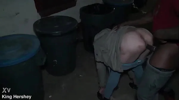 HD Fucking this prostitute next to the dumpster in a alleyway we got caught mega trubica