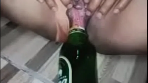HD Beautiful girl fucks her pussy until he squirts all over her clitmega Tubo