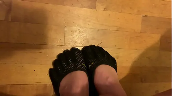 HD HUGE cumshot on Vibram Five-Fingers shoes tabung mega