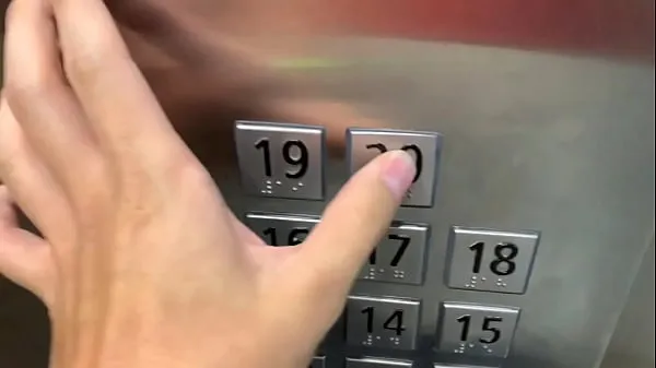 HD Sexo em público, no elevador com um estranho e eles nos pegam megatubo
