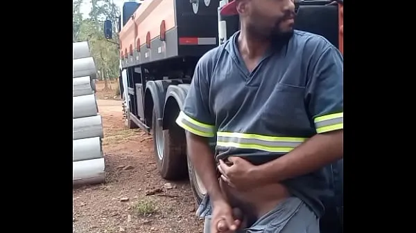 HD Worker Masturbating on Construction Site Hidden Behind the Company Truck 메가 튜브
