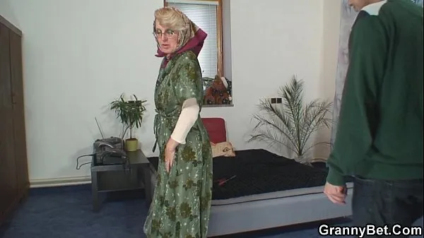 HD Lonely old grandma pleases an young guy میگا ٹیوب